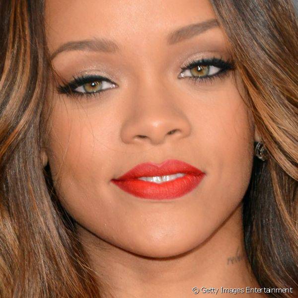 Com um batom em tom alaranjado, Rihanna apostou nos olhos com delineado preto e sombra cintilante dourada